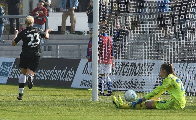15.10.2017, xpsx, Fussball 1.Bundesliga Frauen, 1.FFC Frankfurt - MSV Duisburg, emspor v.l. celebrate the goal, Torjubel zum 2:1 für Frankfurt Torschützin Lise Munk (1.FFC Frankfurt) Frankfurt am Main