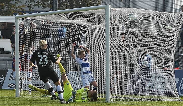 15.10.2017, xpsx, Fussball 1.Bundesliga Frauen, 1.FFC Frankfurt - MSV Duisburg, emspor v.l. Tor zum 2:1 für Frankfurt Torschützin Lise Munk (1.FFC Frankfurt), Lena Nuding (MSV Duisburg) Frankfurt am Main