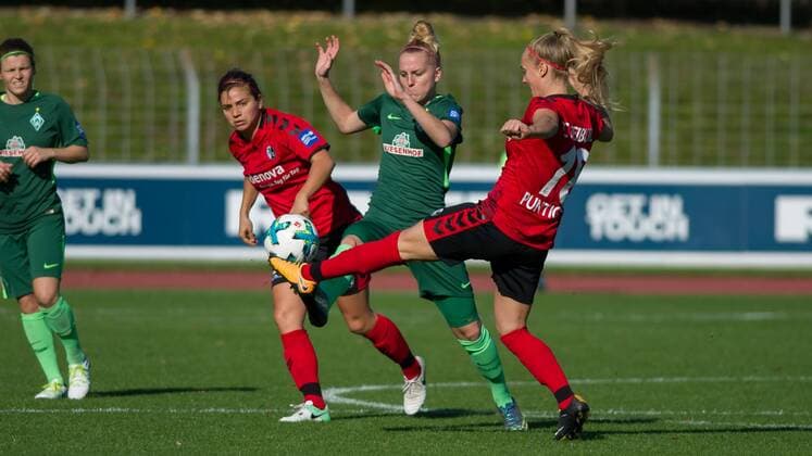 v.li.: Lina Hausicke (SV Werder Bremen, 18) im Zweikampf, Duell mit Sarah Puntigam (SC Freiburg, 18), Fussball, Allianz Frauen-Bundesliga, SC Freiburg - SV Werder Bremen,