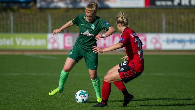 v.li.: Verena Volkmer (SV Werder Bremen, 16) im Zweikampf, Duell mit Carolin Simon (SC Freiburg, 30), Fussball, Allianz Frauen-Bundesliga, SC Freiburg - SV Werder Bremen,