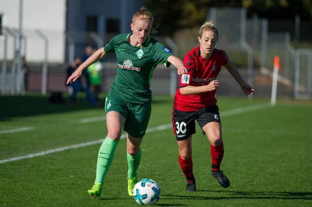 v.li.: Verena Volkmer (SV Werder Bremen, 16) im Zweikampf, Duell mit Carolin Simon (SC Freiburg, 30), Fussball, Allianz Frauen-Bundesliga, SC Freiburg - SV Werder Bremen,