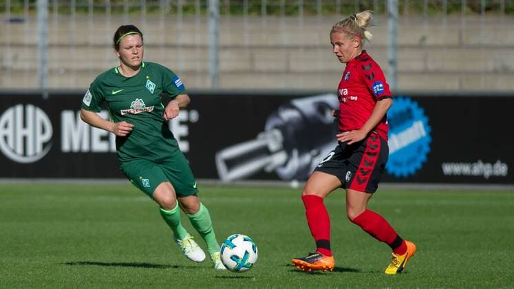 v.li.: Janine Angrick (SV Werder Bremen, 8) im Zweikampf, Duell mit Julia Simic (SC Freiburg, 10), Fussball, Allianz Frauen-Bundesliga, SC Freiburg - SV Werder Bremen,