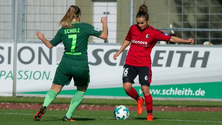 v.li.: Lisa-Marie Scholz (SV Werder Bremen, 7) im Zweikampf, Duell mit Lina Magull (SC Freiburg, 16), Fussball, Allianz Frauen-Bundesliga, SC Freiburg - SV Werder Bremen,