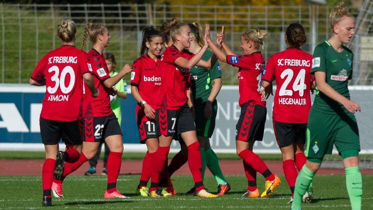 Die Spielerinnen des SC Freiburg mit Torjubel, Jubel, Freude über das Tor zum 1:0 durch Giulia Gwinn (SC Freiburg, 7) (Mitte), Fussball, Allianz Frauen-Bundesliga, SC Freiburg - SV Werder Bremen,