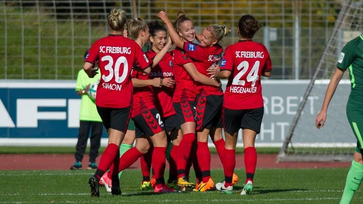 Die Spielerinnen des SC Freiburg mit Torjubel, Jubel, Freude über das Tor zum 1:0 durch Giulia Gwinn (SC Freiburg, 7) (Mitte), Fussball, Allianz Frauen-Bundesliga, SC Freiburg - SV Werder Bremen,