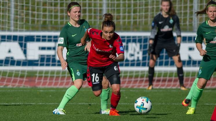 v.li.: Janine Angrick (SV Werder Bremen, 8) im Zweikampf, Duell mit Lina Magull (SC Freiburg, 16), Fussball, Allianz Frauen-Bundesliga, SC Freiburg - SV Werder Bremen,