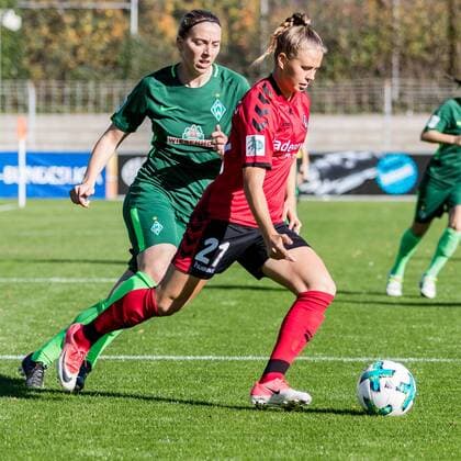 v.li.: Katharina Schiechtl (SV Werder Bremen, 9) und Klara Bühl (Buhl, Buehl, SC Freiburg, 21) im Laufduell, Fussball, Allianz Frauen-Bundesliga, SC Freiburg - SV Werder Bremen,
