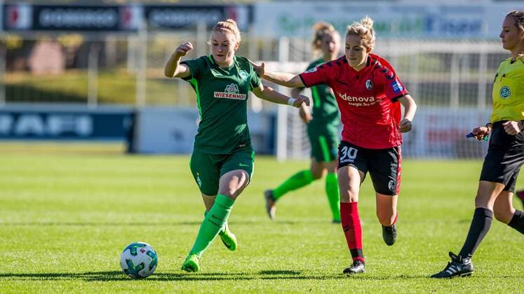 v.li.: Verena Volkmer (SV Werder Bremen, 16) und Carolin Simon (SC Feiburg, 30) im Zweikampf, Duell, duel, tackle, Fussball, Allianz Frauen-Bundesliga, SC Freiburg - SV Werder Bremen,