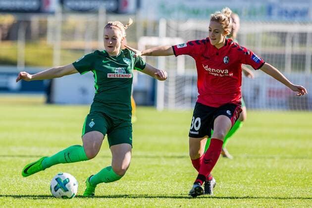 v.li.: Verena Volkmer (SV Werder Bremen, 16) und Carolin Simon (SC Feiburg, 30) im Zweikampf, Duell, duel, tackle, Fussball, Allianz Frauen-Bundesliga, SC Freiburg - SV Werder Bremen,