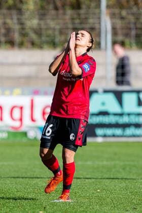 Lina Maria Magull (SC Freiburg, 16) enttäuscht, enttäuscht schauend, disappointed nach vergebener Torchance, Fussball, Allianz Frauen-Bundesliga, SC Freiburg - SV Werder Bremen,
