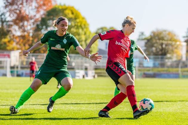 v.li.: Katharina Schiechtl (SV Werder Bremen, 9) und Carolin Simon (SC Feiburg, 30) im Zweikampf, Duell, duel, tackle, Fussball, Allianz Frauen-Bundesliga, SC Freiburg - SV Werder Bremen,