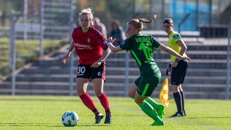 v.li.: Carolin Simon (SC Feiburg, 30) und Verena Volkmer (SV Werder Bremen, 16) im Zweikampf, Duell, duel, tackle, Fussball, Allianz Frauen-Bundesliga, SC Freiburg - SV Werder Bremen,