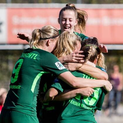 Die Spielerinnen des SV Werder Bremen beim Torjubel, Goal celebration, celebrate the goal, goal celebration, nach dem 1:1 Ausgleich, Fussball, Allianz Frauen-Bundesliga, SC Freiburg - SV Werder Bremen,