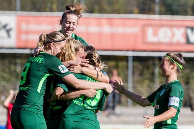 Die Spielerinnen des SV Werder Bremen beim Torjubel, Goal celebration, celebrate the goal, goal celebration, nach dem 1:1 Ausgleich, Fussball, Allianz Frauen-Bundesliga, SC Freiburg - SV Werder Bremen,