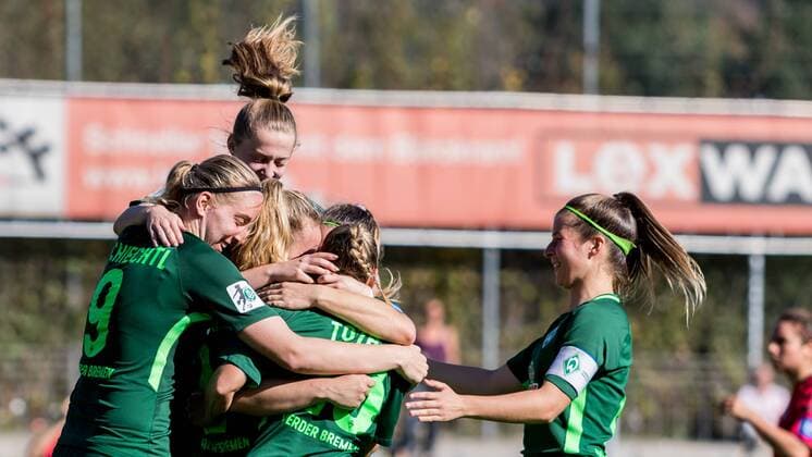 Die Spielerinnen des SV Werder Bremen beim Torjubel, Goal celebration, celebrate the goal, goal celebration, nach dem 1:1 Ausgleich, Fussball, Allianz Frauen-Bundesliga, SC Freiburg - SV Werder Bremen,