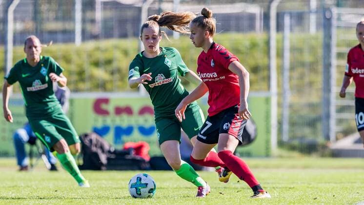 v.li.: Nina Lührßen (Luehrssen, SV Werder Bremen, 4) und Giulia Gwinn (SC Freiburg, 7) im Zweikampf, Duell, duel, tackle, Fussball, Allianz Frauen-Bundesliga, SC Freiburg - SV Werder Bremen,