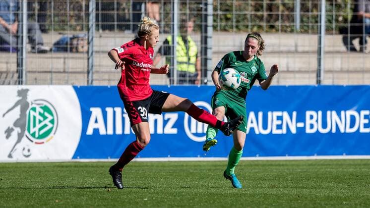v.li.: Carolin Simon (SC Feiburg, 30) und Lisa Josten (SV Werder Bremen, 20) im Zweikampf, Duell, duel, tackle, Fussball, Allianz Frauen-Bundesliga, SC Freiburg - SV Werder Bremen,