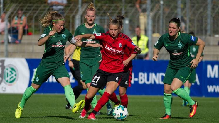 v.li.: Marie-Louise Eta (SV Werder Bremen, 6) im Zweikampf, Duell mit Klara Bühl (Buehl, SC Freiburg, 21), Lisa-Marie Scholz (SV Werder Bremen, 7), Fussball, Allianz Frauen-Bundesliga, SC Freiburg - SV Werder Bremen,