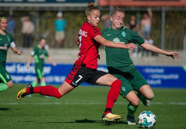 v.li.: Giulia Gwinn (SC Freiburg, 7) im Zweikampf, Duell mit Michelle Ulbrich (SV Werder Bremen, 5), Fussball, Allianz Frauen-Bundesliga, SC Freiburg - SV Werder Bremen,