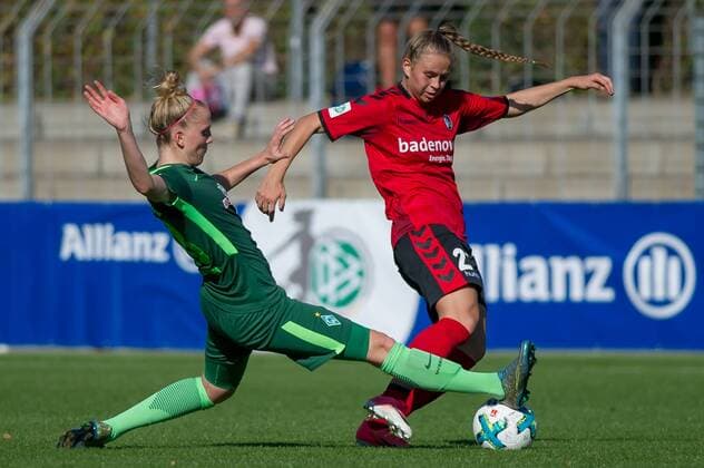 v.li.: Lina Hausicke (SV Werder Bremen, 18) im Zweikampf, Duell mit Klara Bühl (Buehl, SC Freiburg, 21), Fussball, Allianz Frauen-Bundesliga, SC Freiburg - SV Werder Bremen,