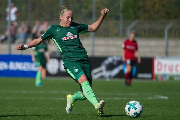 Pia-Sophie Wolter (SV Werder Bremen, 10) am Ball, Einzelbild, Aktion, Action, Fussball, Allianz Frauen-Bundesliga, SC Freiburg - SV Werder Bremen,