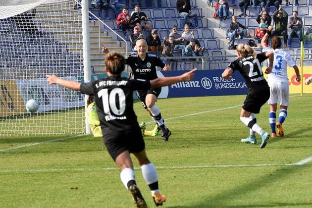 15.10,2017 Frankfurt am Main, Stadion am Brentanobad Allianz Frauen-Bundesliga Saison 2017 2018 1. FFC Frankfurt - MSV Duisburg Einwechslung - Tor - Torjubel bei der Torschützin Munk, Lise (22, FFC Frankfurt)
