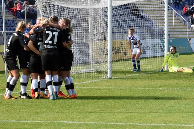 15.10,2017 Frankfurt am Main, Stadion am Brentanobad Allianz Frauen-Bundesliga Saison 2017 2018 1. FFC Frankfurt - MSV Duisburg Einwechslung - Tor - Torjubel bei der Torschützin Munk, Lise (22, FFC Frankfurt) - Enttäuschung bei Duisburg