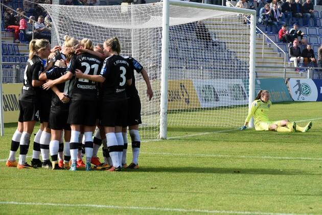 15.10,2017 Frankfurt am Main, Stadion am Brentanobad Allianz Frauen-Bundesliga Saison 2017 2018 1. FFC Frankfurt - MSV Duisburg Einwechslung - Tor - Torjubel bei der Torschützin Munk, Lise (22, FFC Frankfurt) - Enttäuschung bei Duisburg