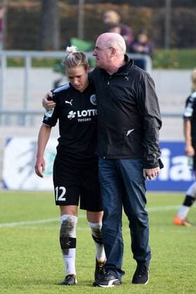 15.10,2017 Frankfurt am Main, Stadion am Brentanobad Allianz Frauen-Bundesliga Saison 2017 2018 1. FFC Frankfurt - MSV Duisburg Manager Siegfried Dietrich mit Torschützin Schmidt, Sophie (12, FFC Frankfurt)
