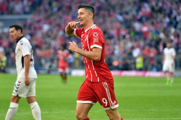 Robert LEWANDOWSKI (Bayern Muenchen),Torjubel nach Tor zum 4-0, Jubel,Freude,Begeisterung, Aktion,Einzelbild,angeschnittenes Einzelmotiv,Halbfigur,halbe Figur. Fussball 1. Bundesliga, 8.Spieltag,Spieltag08,, FC Bayern Muenchen (M)-SC Freiburg 5-0, am 114.10.2017 in Muenchen Deutschland, A L L I A N Z A R E N A.