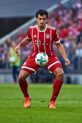 Muenchen, Deutschland, 14.10.2017, Bundesliga 8. Spieltag, FC Bayern Muenchen - SC Freiburg, Mats Hummels (FCB) in Aktion ( DeFodi501 *** Munich Germany 14 10 2017 Bundesliga 8 Matchday FC Bavaria Munich SC Freiburg Mats Hummels FCB in Action shot DeFodi501