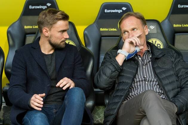 Dortmund, Germany 14.10.2017, 1. Bundesliga 8. Spieltag, BV Borussia Dortmund - RB Leipzig, Maximilian Philipp (BVB) spricht mit CEO Geschaeftsfuehrer Hans-Joachim Watzke (BVB) ( DeFodi001