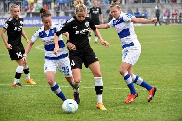 15.10,2017 Frankfurt am Main, Stadion am Brentanobad Allianz Frauen-Bundesliga Saison 2017 2018 1. FFC Frankfurt - MSV Duisburg Hendrich, Kathrin (4, FFC Frankfurt) gegen Kathleen Radtke und Riecke Dieckmann (Duisburg)