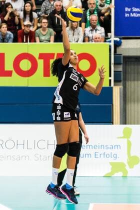 Wivian Gadelha de Souza (Schwarz-Weiß Erfurt, 6) bei der Angabe, Volleyball, 1. Bundesliga Frauen, USC Münster - Schwarz-Weiß Erfurt,