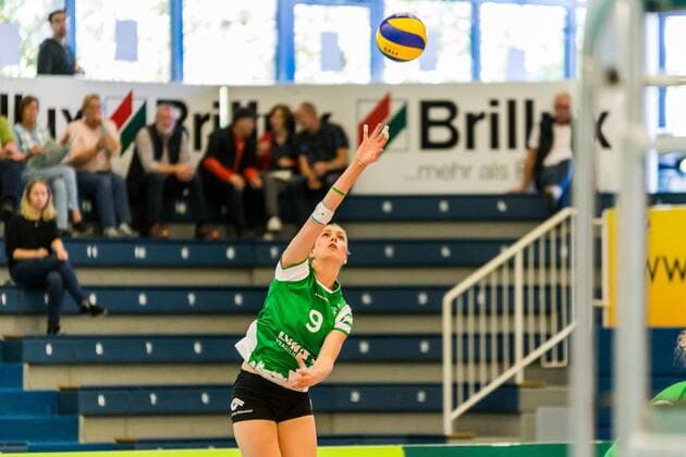 Juliane Langgemach (USC Münster, 9) bei der Angabe, Volleyball, 1. Bundesliga Frauen, USC Münster - Schwarz-Weiß Erfurt,
