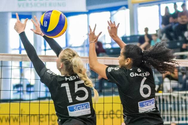 v.li.: Madleen Piest (Schwarz-Weiß Erfurt, 15), Wivian Gadelha de Souza (Schwarz-Weiß Erfurt, 6); Blockversuch, Volleyball, 1. Bundesliga Frauen, USC Münster - Schwarz-Weiß Erfurt,