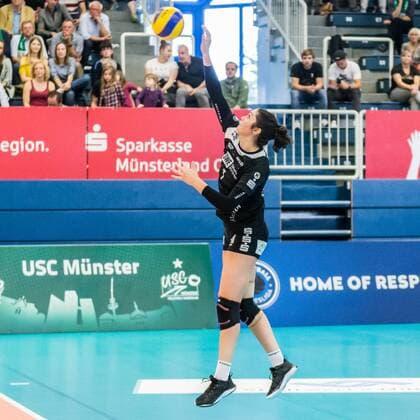Bailey Marie Nichol (Schwarz-Weiß Erfurt, 1) bei der Angabe, Volleyball, 1. Bundesliga Frauen, USC Münster - Schwarz-Weiß Erfurt,