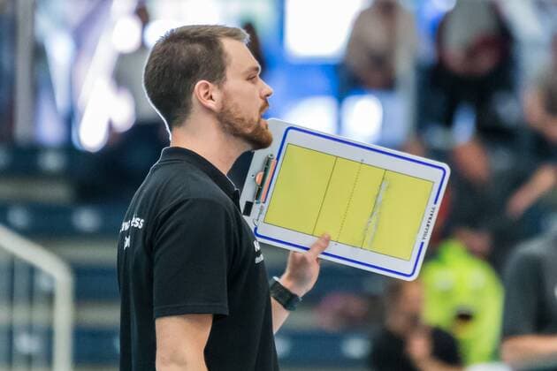 Jonas Kronseder (Schwarz-Weiß Erfurt, Trainer); gestikulierend; Porträt, Einzelbild, Volleyball, 1. Bundesliga Frauen, USC Münster - Schwarz-Weiß Erfurt,