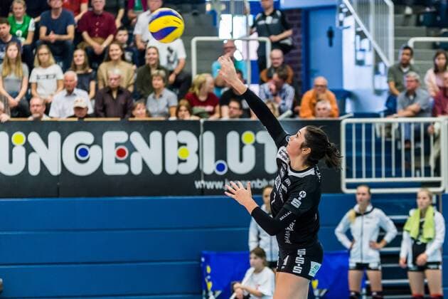 Bailey Marie Nichol (Schwarz-Weiß Erfurt, 1) bei der Angabe, Volleyball, 1. Bundesliga Frauen, USC Münster - Schwarz-Weiß Erfurt,