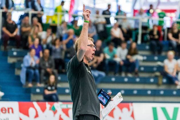 Teun Buijs (USC Münster, Trainer); gestikulierend; Porträt, Einzelbild, Volleyball, 1. Bundesliga Frauen, USC Münster - Schwarz-Weiß Erfurt,