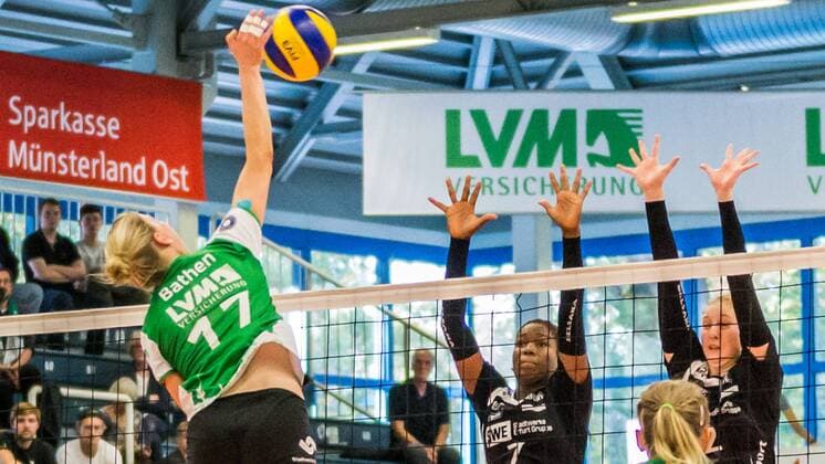 v.li.: mün17, Erika Mercado (Schwarz-Weiß Erfurt, 7), Emily Grace Thater (Schwarz-Weiß Erfurt, 2), Volleyball, 1. Bundesliga Frauen, USC Münster - Schwarz-Weiß Erfurt,