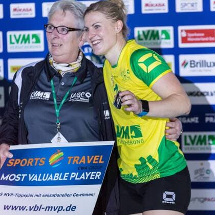 ein langjähriges Vereinsmitglied gratuliert Lisa Thomsen (USC Münster, 1) zur goldenen MVP-Medaille; Most Valuable Player, Volleyball, 1. Bundesliga Frauen, USC Münster - Schwarz-Weiß Erfurt,