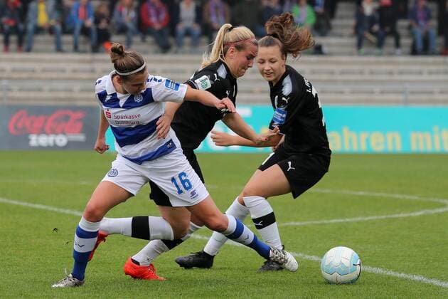 v.li.: Rieke Dieckmann (MSV, 16), Laura Störzel (Laura Stoerzel, Frankfurt, 20), Tanja Pawollek (Frankfurt, 31), Zweikampf, Duell, duel, tackle, tackling, Dynamik, Action, Aktion, Fussball, Allianz Frauen-Bundesliga, 1. FFC Frankfurt - MSV Duisburg,