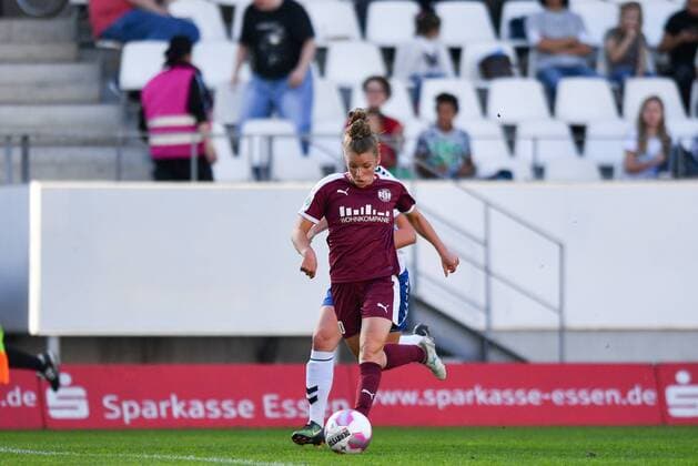 Linda Dallmann (SGS, 10) im Vorwärtslauf mit Ball und Zug zum Tor, Fussball, Allianz Frauen-Bundesliga, SGS Essen - USV Jena,