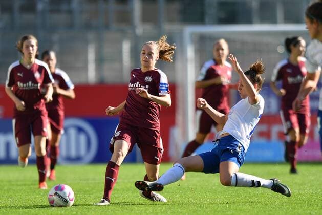 Jana Sedlakova (FF USV Jena) (12) versucht den Ball vor Jacqueline Klasen (SGS, 16) zu klären - fliegt heran, Fussball, Allianz Frauen-Bundesliga, SGS Essen - USV Jena,