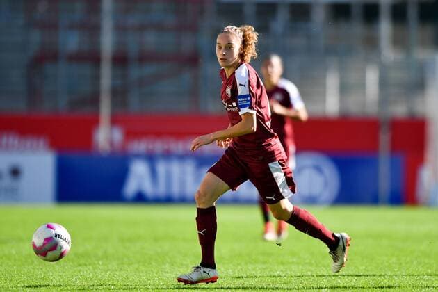 Jacqueline Klasen (SGS, 16) im Vorwärtslauf mit Ball, Fussball, Allianz Frauen-Bundesliga, SGS Essen - USV Jena,