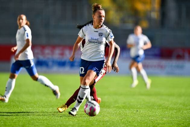 Jana Sedlakova (FF USV Jena) (12) mit Ball vor Etonam Nicole Anyomi (SGS, 17), Fussball, Allianz Frauen-Bundesliga, SGS Essen - USV Jena,