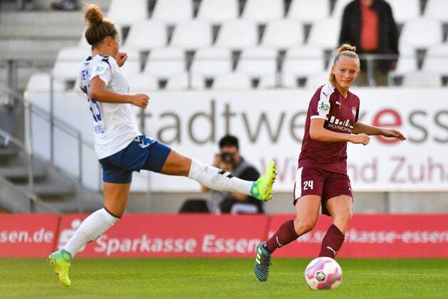 Lea Schüller (Lea Schueller, SGS, 24) flankt den Ball flach, Fussball, Allianz Frauen-Bundesliga, SGS Essen - USV Jena,