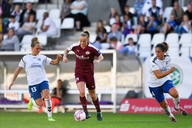 Zweikampf Karoline Heinze (FF USV Jena) (13) Lea Schüller (Lea Schueller, SGS, 24) Shannon Woeller (FF USV Jena) (4), Fussball, Allianz Frauen-Bundesliga, SGS Essen - USV Jena,