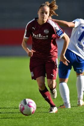 Jacqueline Klasen (SGS, 16) im Vorwärtslauf - überläuft Gegenspielerin, Fussball, Allianz Frauen-Bundesliga, SGS Essen - USV Jena,
